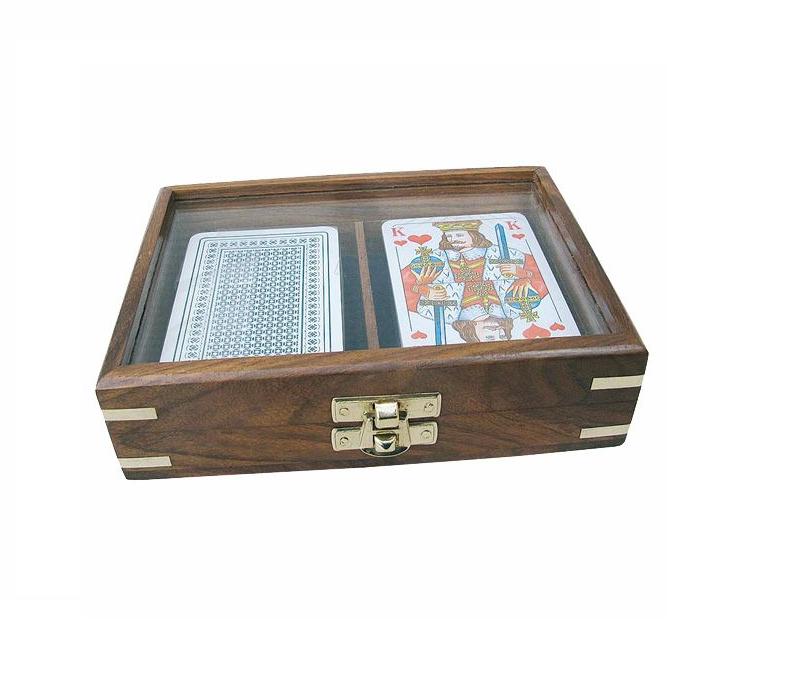 Karty v drevenej krabici